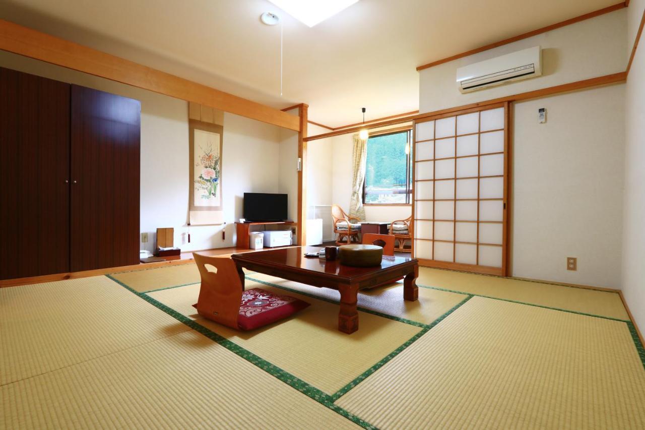 Kazuraya Hotel Мийоши Екстериор снимка