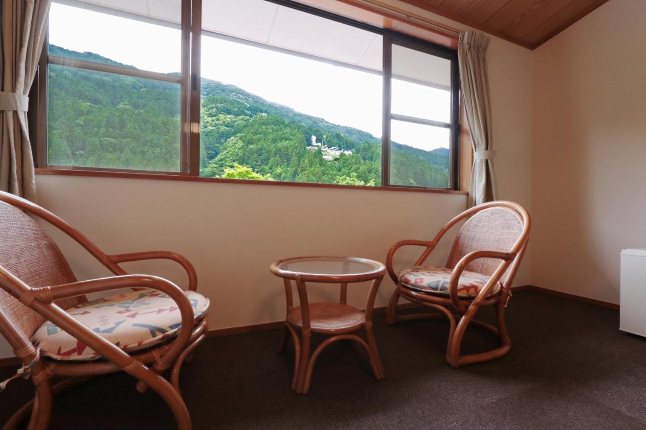 Kazuraya Hotel Мийоши Екстериор снимка