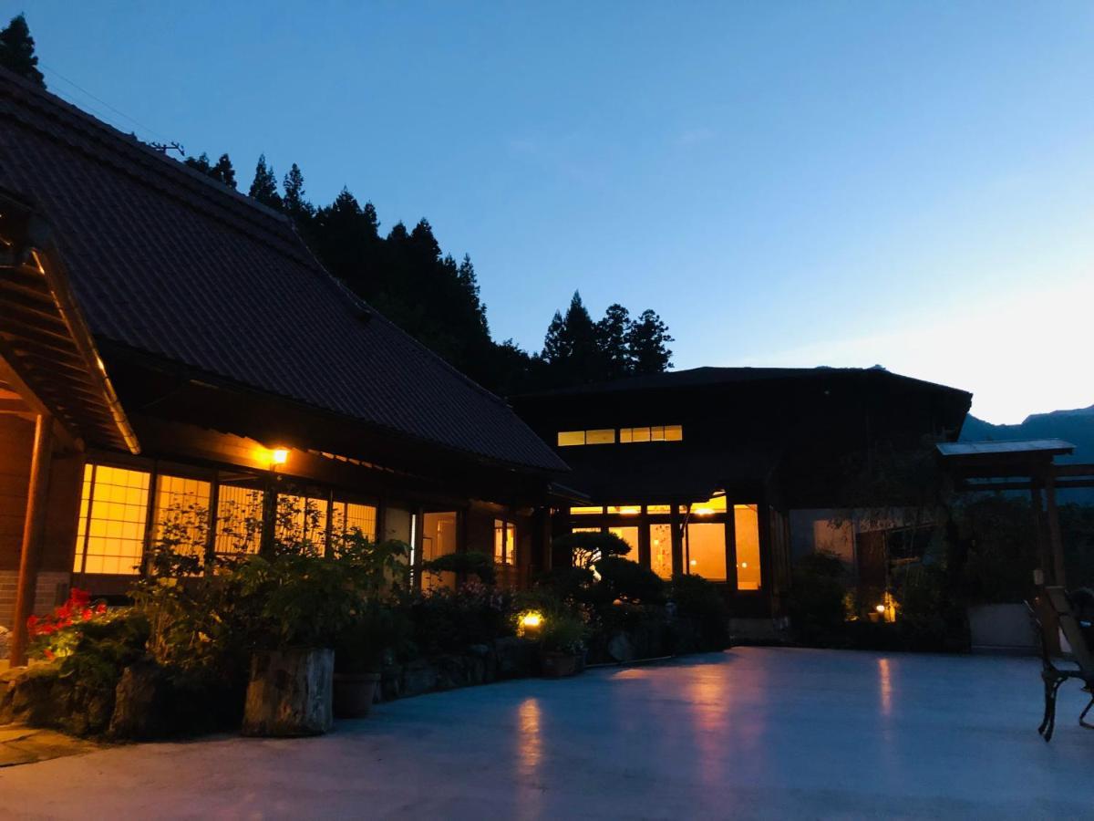 Kazuraya Hotel Мийоши Екстериор снимка