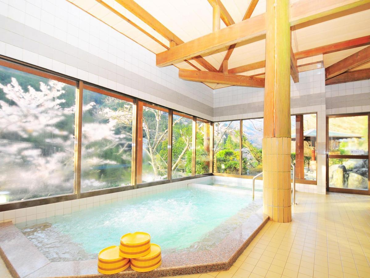Kazuraya Hotel Мийоши Екстериор снимка