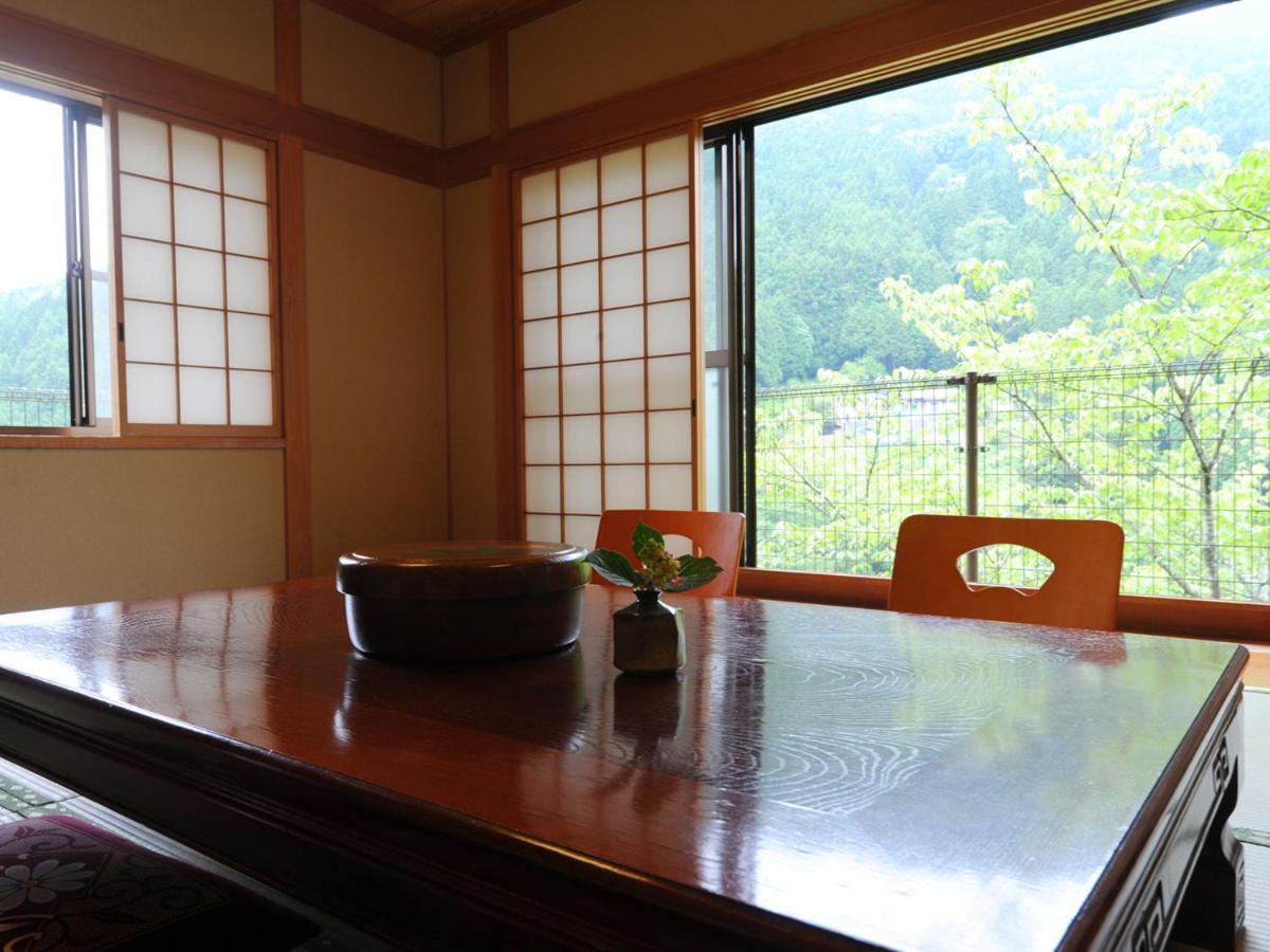 Kazuraya Hotel Мийоши Екстериор снимка